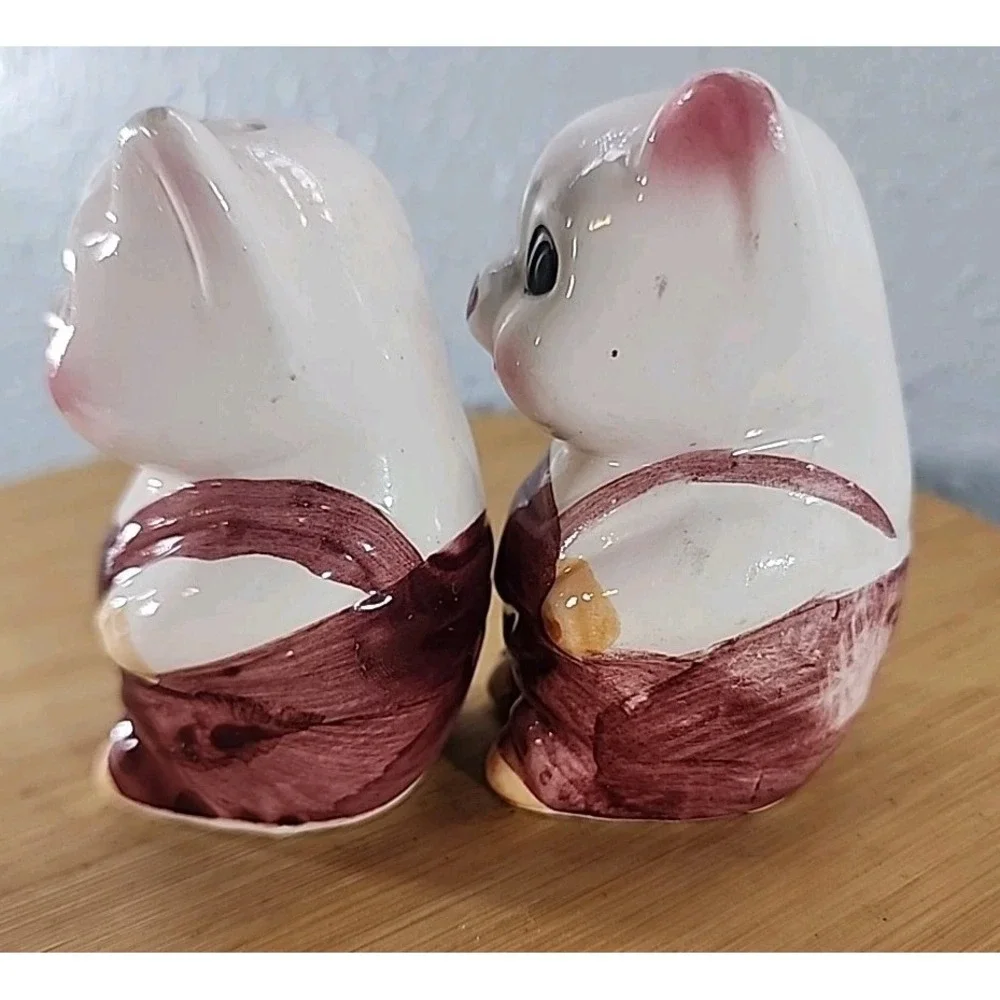 Vintage Cute  Pigs  Salt &‎ Pepper Shaker Set In overalls  Farm Country